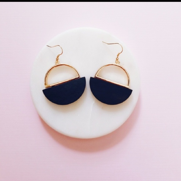 Gold and black statement earrings - Picture 3 of 5